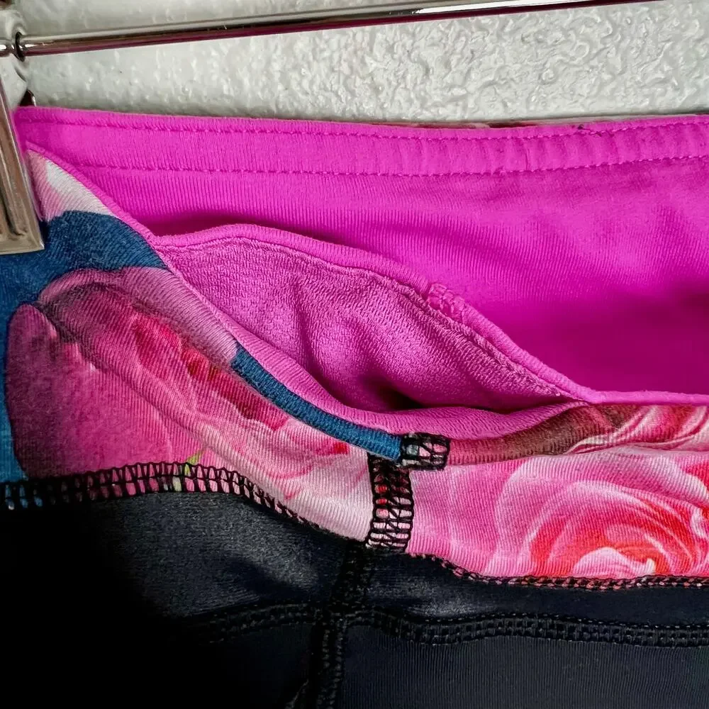 Lululemon Chase‎ Me Crop in Secret Garden Size 6